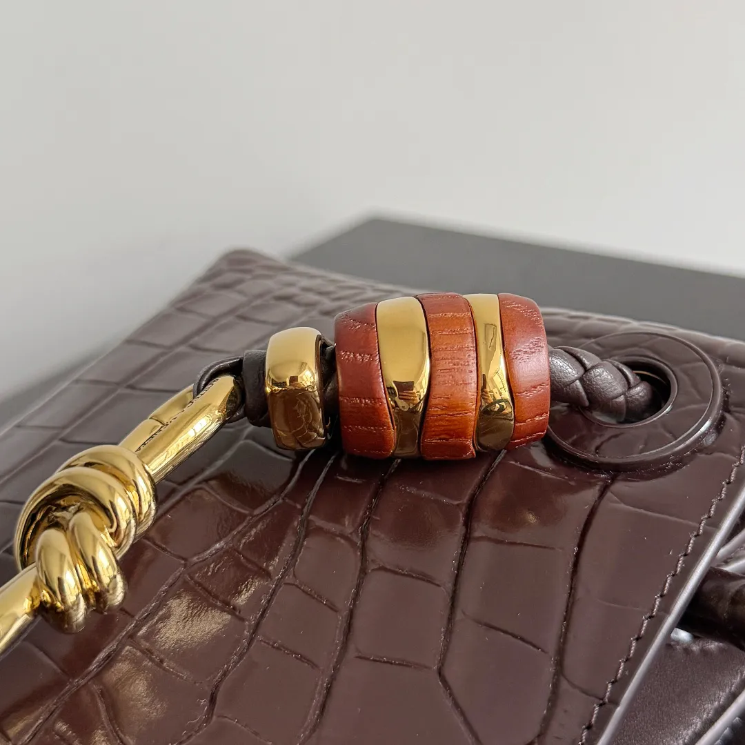 Batch 2880 BOTTEGA VENETA crocodile leather mini andiamo is paired with a four-piece oak hardware set, making the entire bag more layered. As a classic model of the BV family, each innovation brings different surprises to fans. There are three ways to carry it with different makeup. Crocodile skin is called the gold in leather and is famous for its top luxury and rarity. During use, the luster of the crocodile skin will not fade or fade with time. No matter how long it is used, it will still remain new. And because each crocodile skin is different, the effect of each crocodile leather bag is different. Style number: 777614+wood hardware Size: 22*15.5*9cm